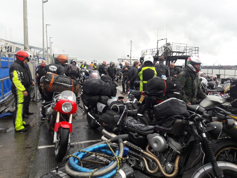 Wachten in de regen bij Liverpool.