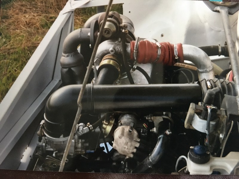Fiat Uno 1000cc met turbosysteem en op carburator systeem,... enig nadeel als de gasklep toestaat dat je vacuüm maakt,... en dat je olie binnen zuigt = veel blauwe rook,... ze zagen ons van ver afkomen,...