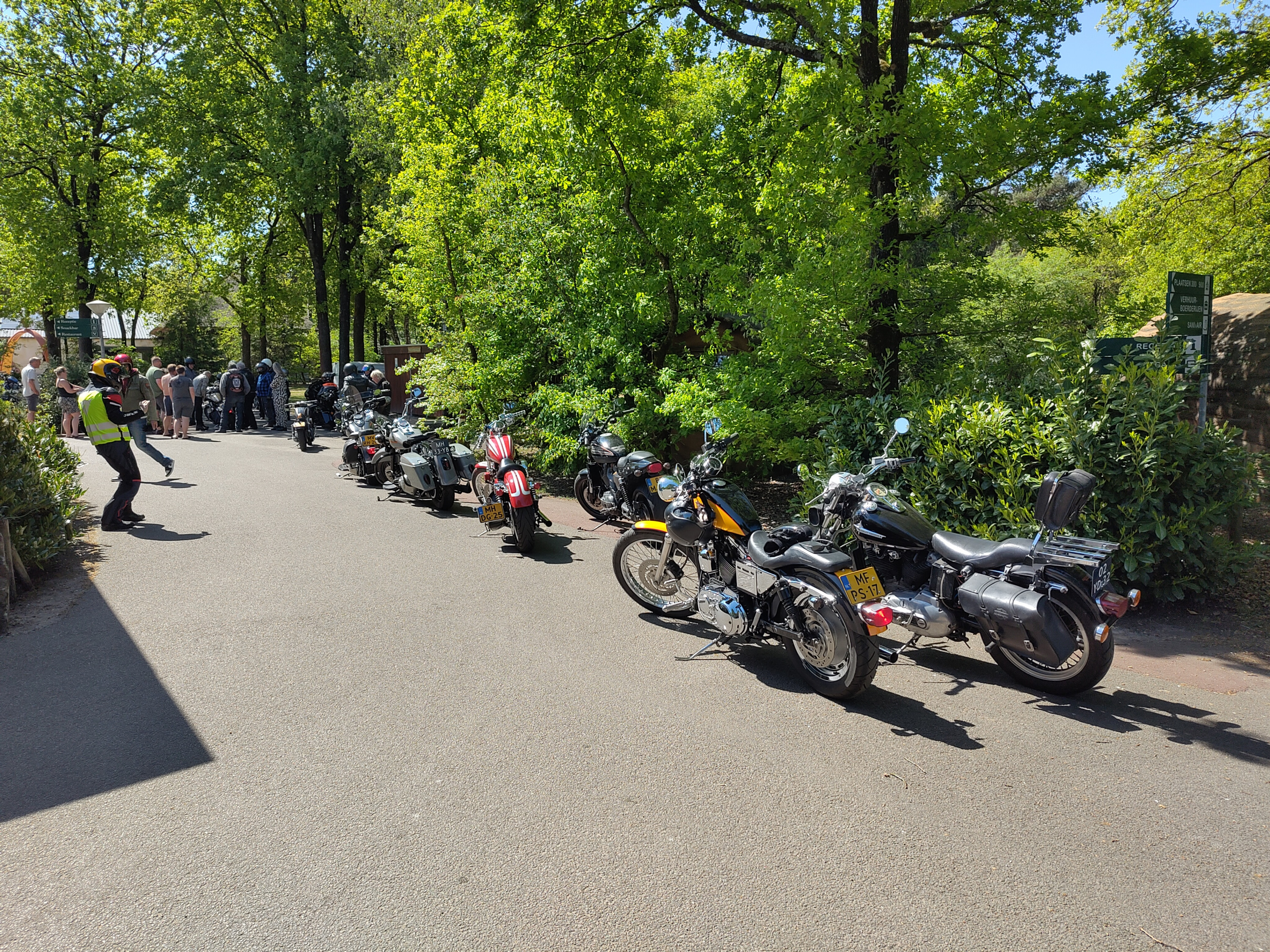 Klaar voor de ride-out. Maar de slagboom nam zijn naam iets te letterlijk. Dus ff wachten.